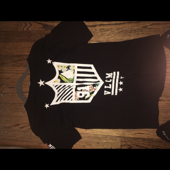 A shirt - Picture 1 of 4